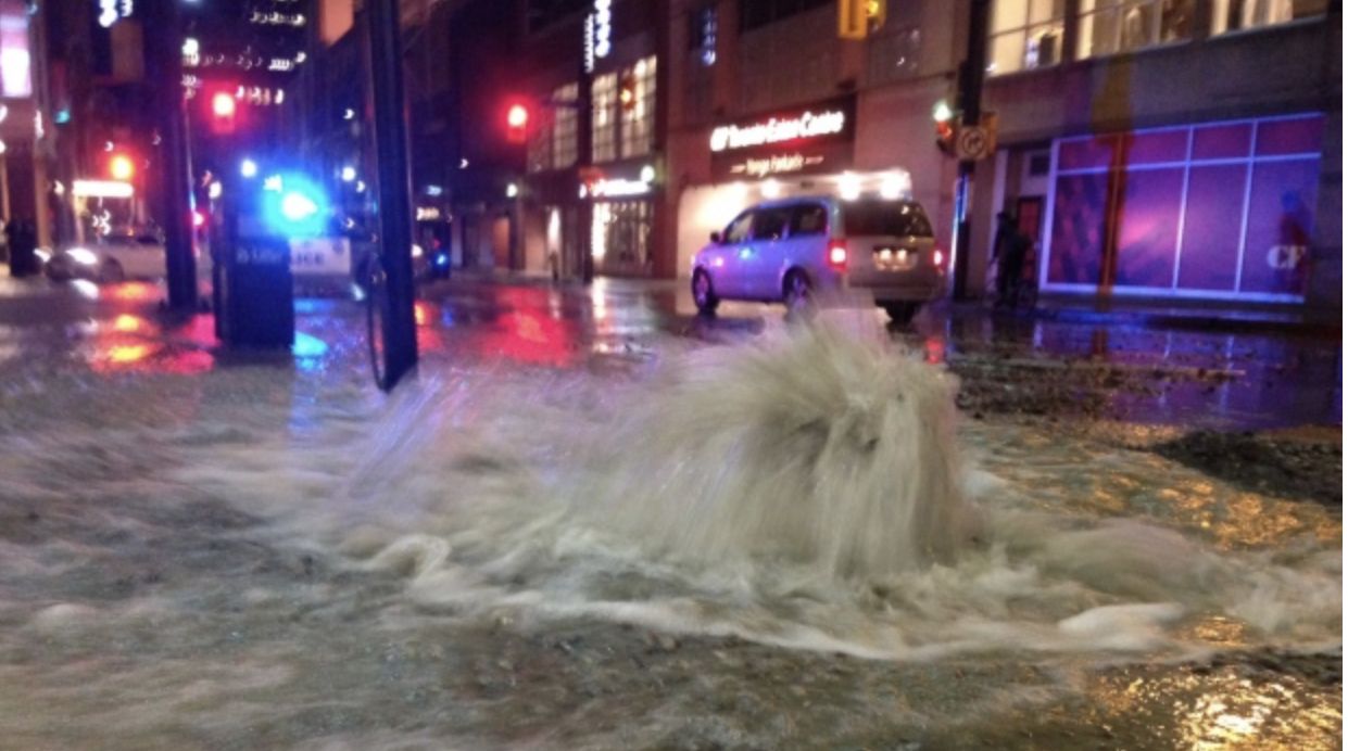 Yonge街水管破裂，DT变身大水库，封路仍在进行