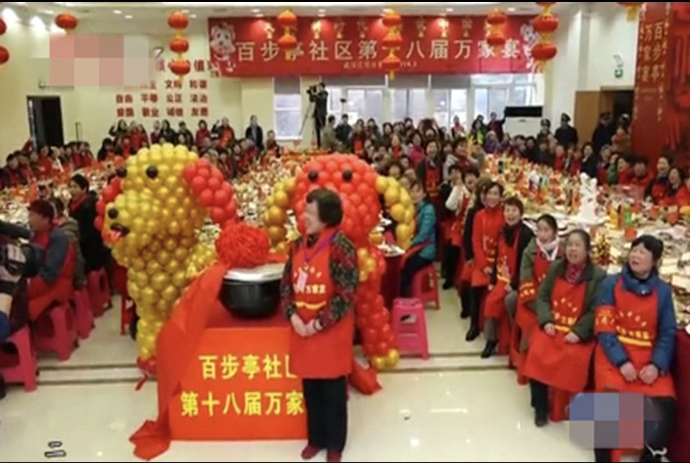 万锦举办美食节，旨在帮助华人商家，网友：这不就是武汉万家宴？